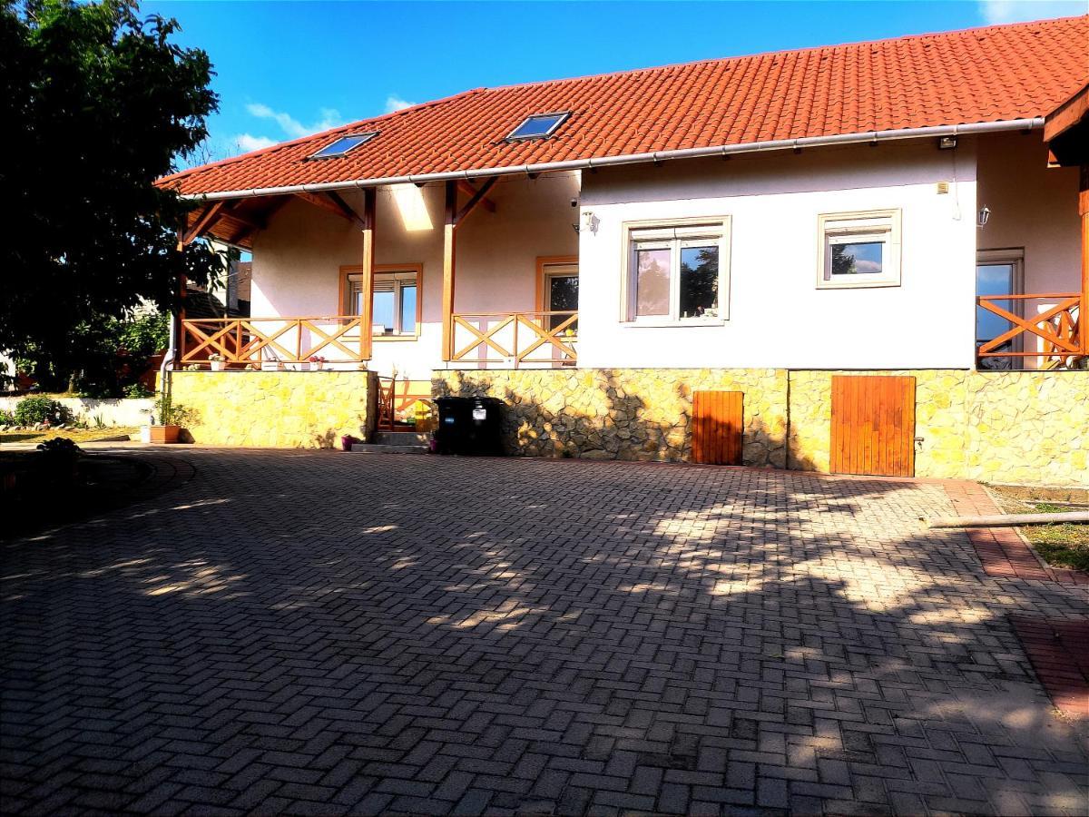Szandra Vendeghaz Osku Buitenkant foto