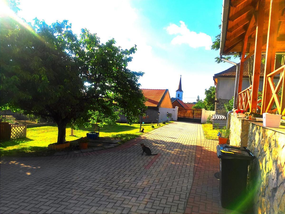 Szandra Vendeghaz Osku Buitenkant foto
